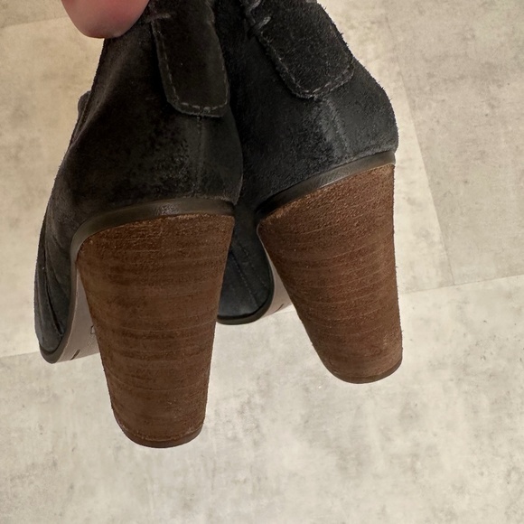 Vince Camuto block heel Gray suede leather ankle boots, size 9 1/2 with tags - Picture 5 of 9